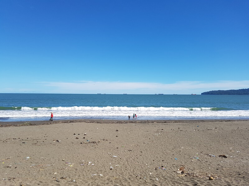 Pagi Cerah di Pantai Kamulyan: Pengalaman Tanpa Antre yang Bikin Betah